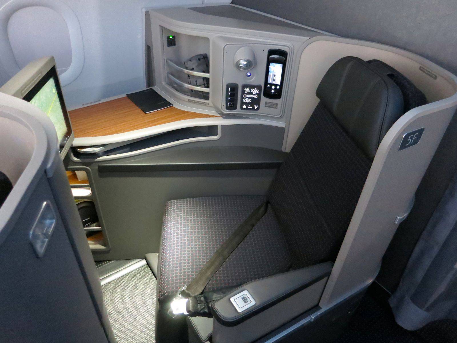 Hạng ghế đi Los Angeles hãng American Airlines